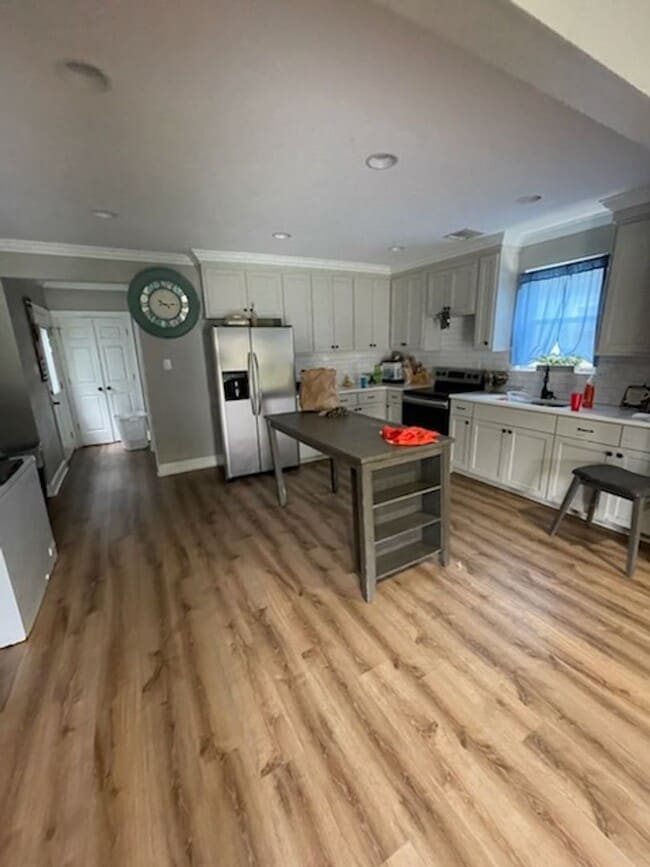 Building Photo - 3 bedrooms 2 baths - $1350 per month