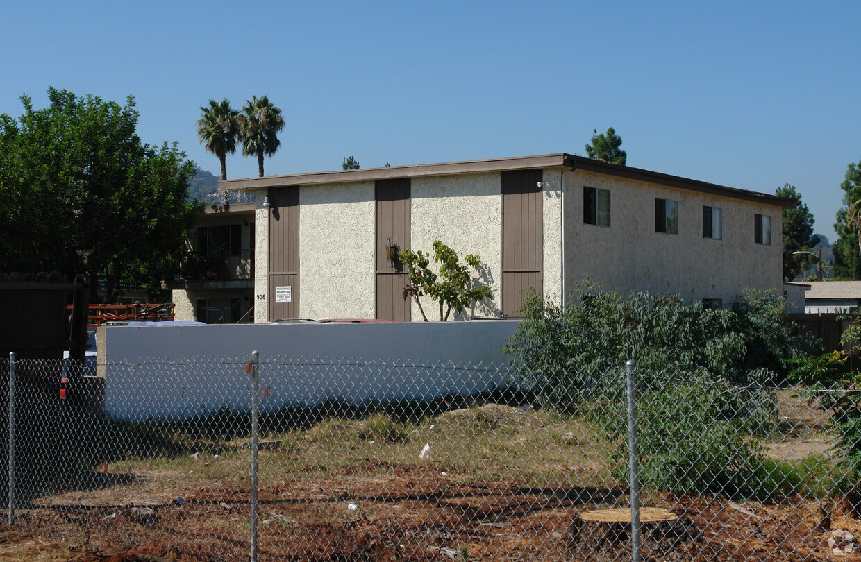 Building Photo - 906 S Sunshine Ave