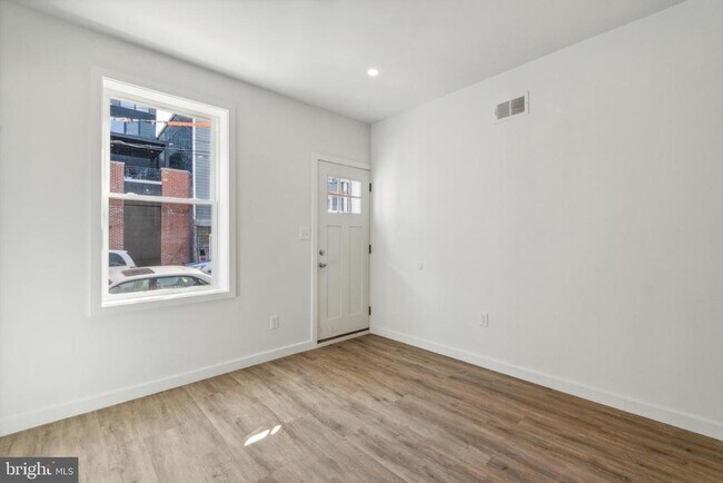 Building Photo - 2326 E Thompson St