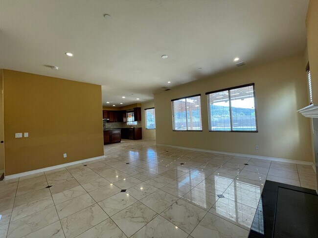 Foto del edificio - Spacious 5 Bedroom-4 Bathroom Two Story Ho...