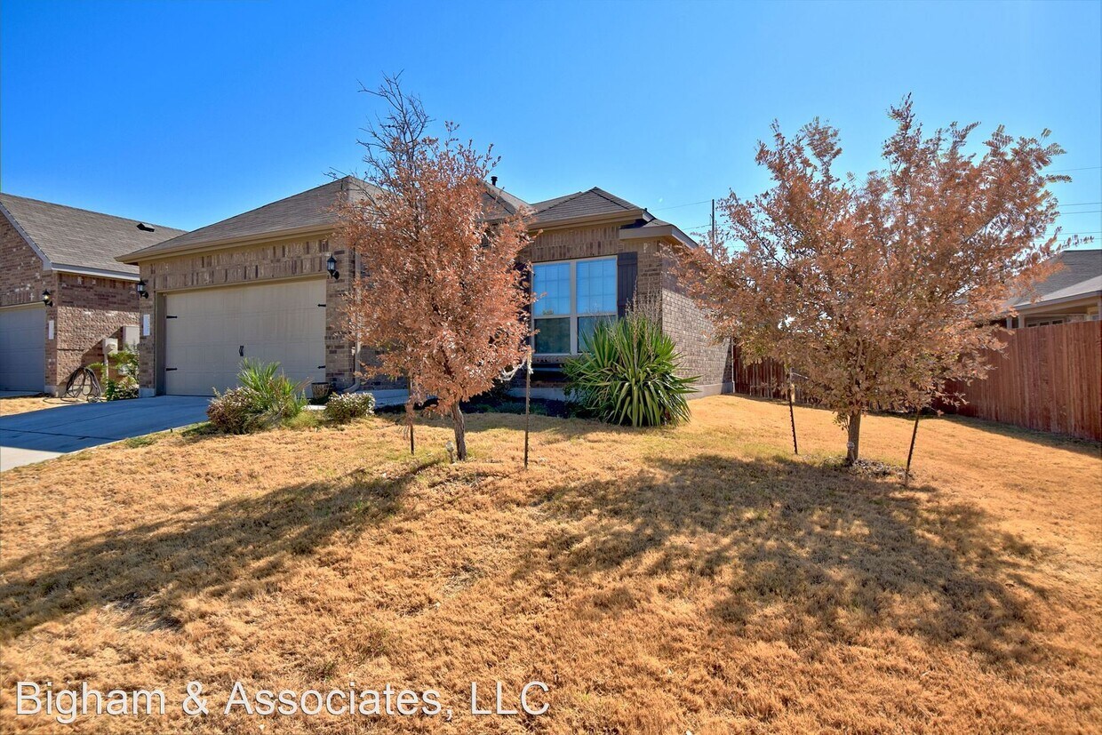 Foto principal - 3 br, 2 bath House - 320 Cyril Dr
