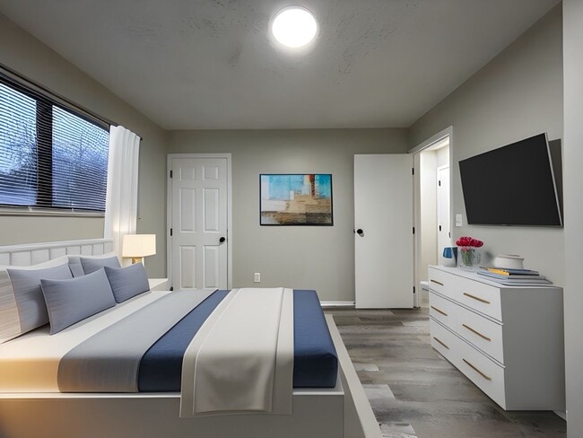 Building Photo - Newly Renovated Townhome in South-East Col...