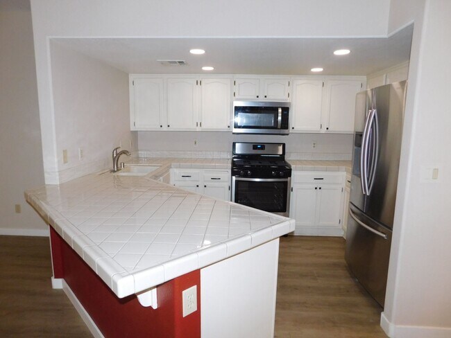 Foto del edificio - Gorgeous 3 bedroom condo with a 2 car garage! Tons of upgrades*Southwest*Gated community*