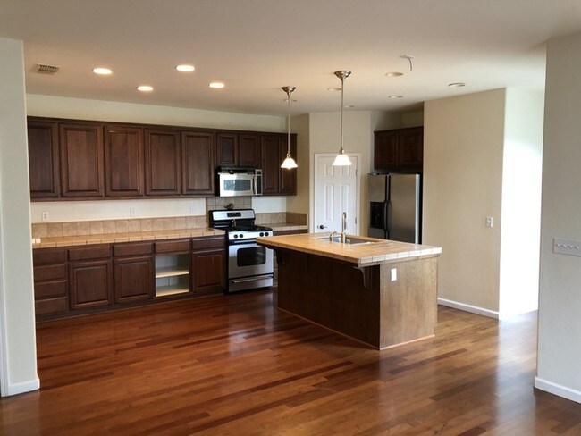 Building Photo - MOUNTAIN HOUSE 3 BEDROOM BEAUTY