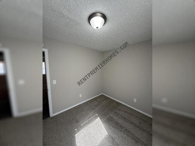 Building Photo - 1720 SE 7th St