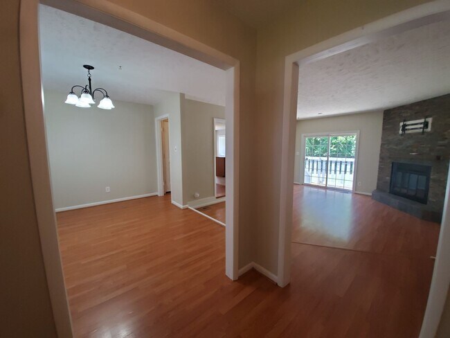 Building Photo - 6400 Hollyhock Ct