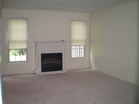 Living Room - Foxwood Townhouse Apartments