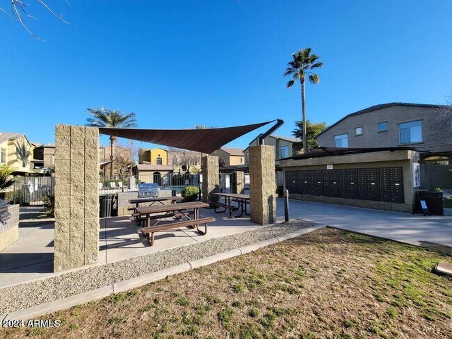Foto del edificio - 2150 W Alameda Rd