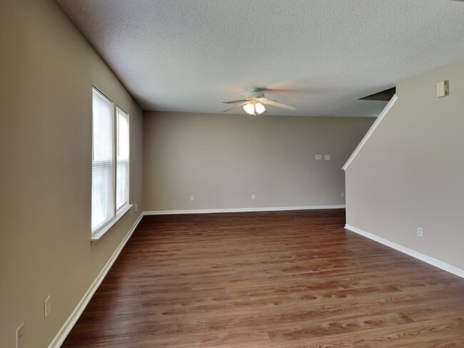 Building Photo - 4 bed 2.5 bath in Indianapolis!