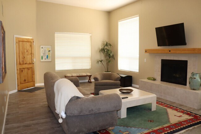Foto del edificio - 4 Bedroom 3 Bath