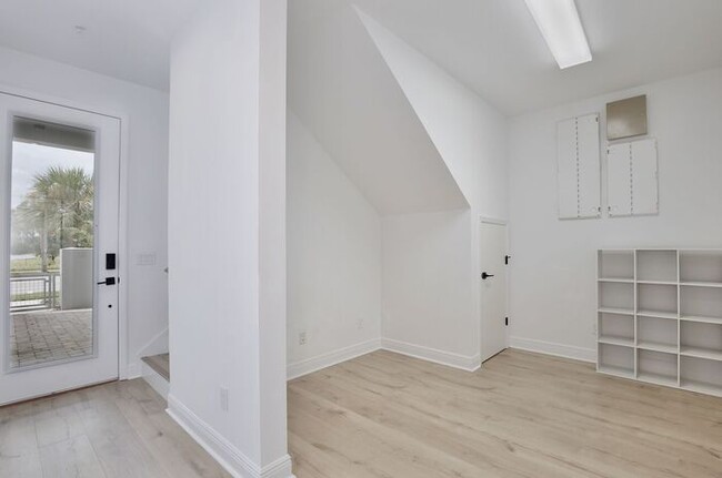 Building Photo - Stunning 2/2 Modern Townhome with a Bonus ...