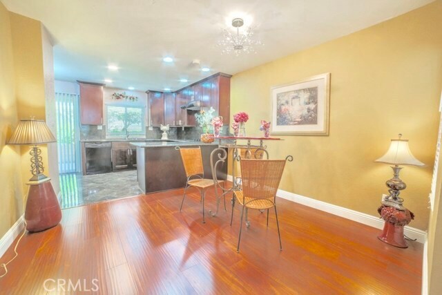 Foto del edificio - 23732 Hillhurst Dr