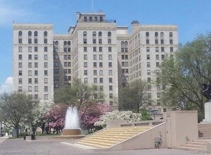 Building Photo - 15 E Kirby St