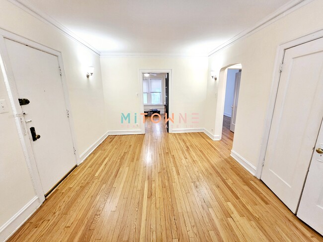 Building Photo - 4800 N Paulina St