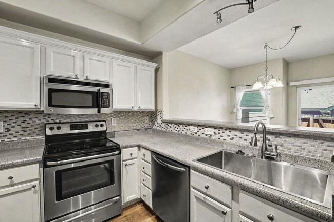 Bright Littleton Townhome with Vaulted Ceilings & Fireplace - Bright Littleton Townhome with Vaulted Ceilings & Fireplace
