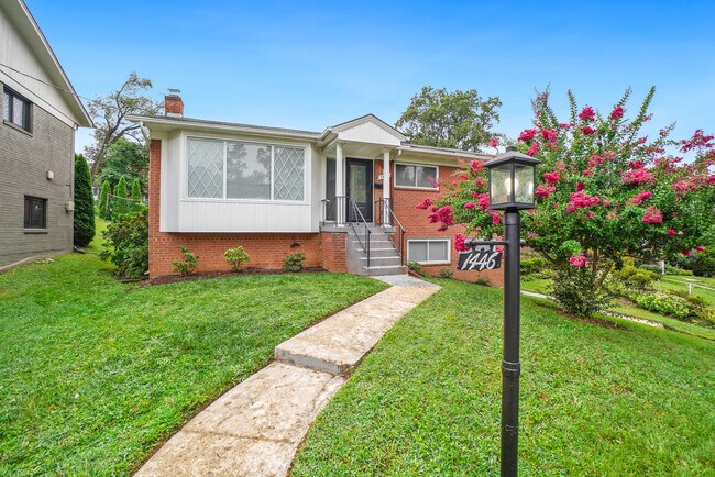 Foto del edificio - 1446 Roxanna Rd NW