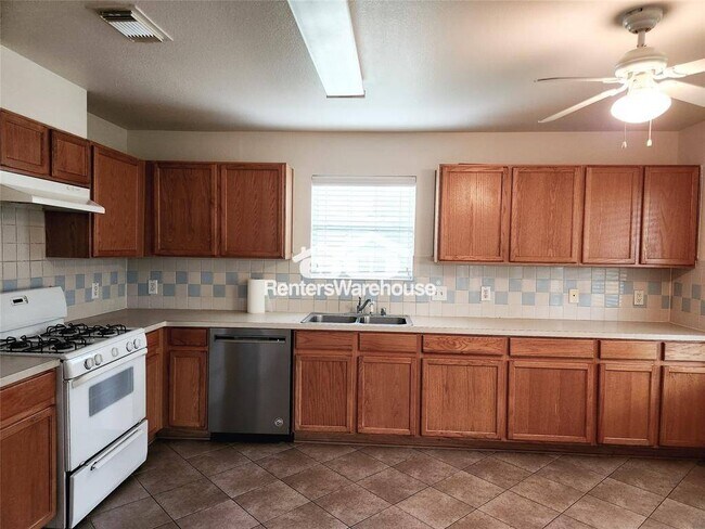 Foto del edificio - 9318 Windswept Grove Dr