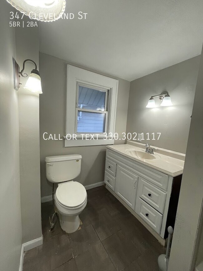 Building Photo - Five bedroom 1 1/2 bathroom home for rent