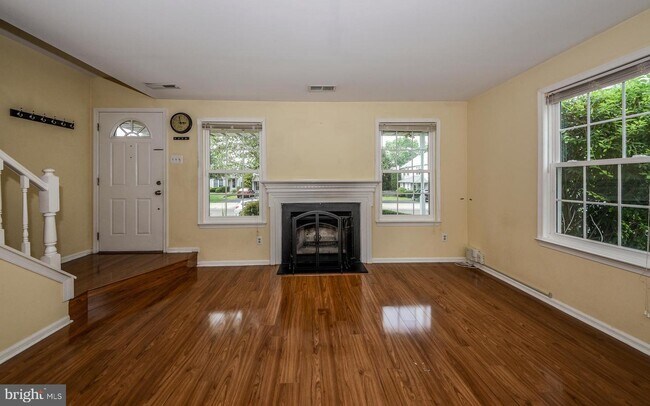 Building Photo - 11 Eaton Ct