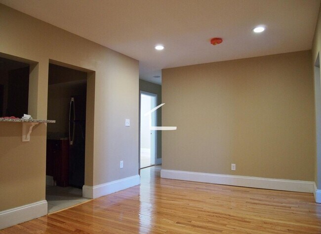 Foto del edificio - HOT BROOKLINE LISTING!!!!