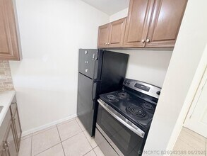 Building Photo - 3030 NW 43 Terrace