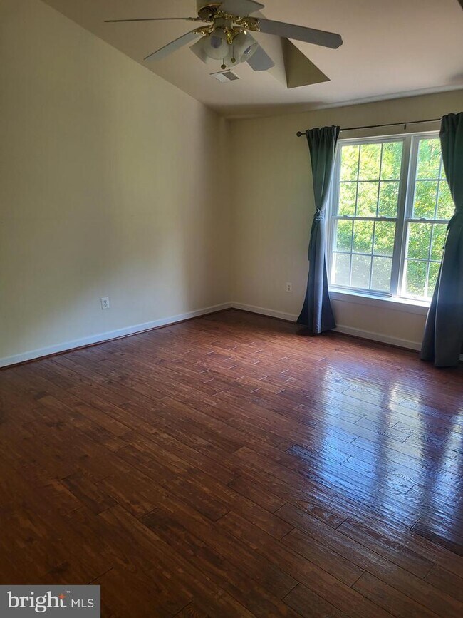 Foto del edificio - 10007 Brunswick Ave