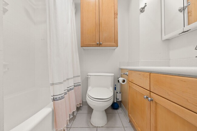 Building Photo - Waikiki Fully furnished studio/1 ba / 1 pr...