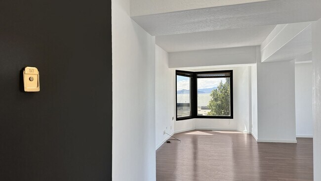 Foto del edificio - VIEWS from this Renovated & Spacious Apartment at Pacific Park Plaza