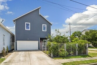 Building Photo - 304 Hogan St
