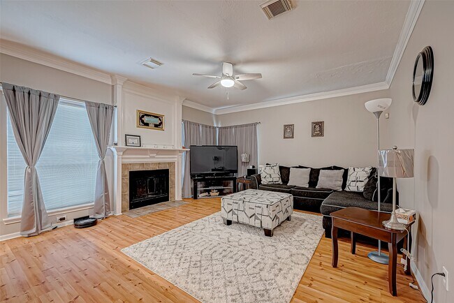 Foto del edificio - 211 Rolling Plains Dr
