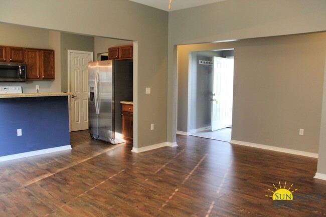 Building Photo - Gorgeous 3 Bedroom Home in Crestview!