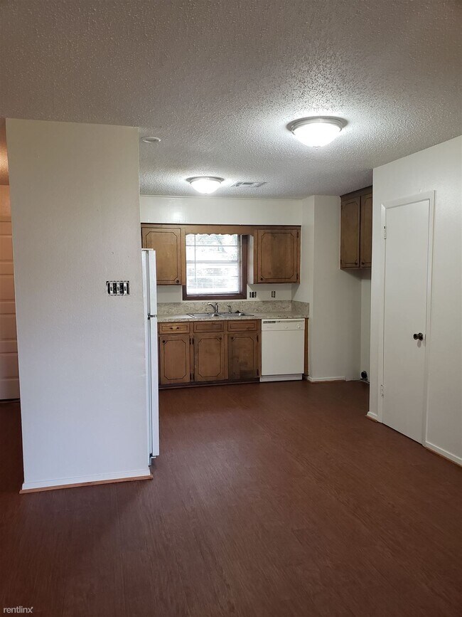 Foto del edificio - 2 br, 1 bath Duplex - 301B Woodlawn Dr