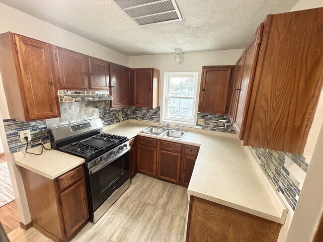 Foto del edificio - 1582 Reaney Ave