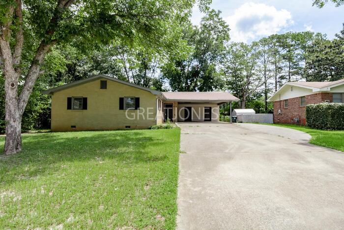 Primary Photo - HOLIDAY SPECIAL! SIGN A LEASE BY NOVEMBER ...