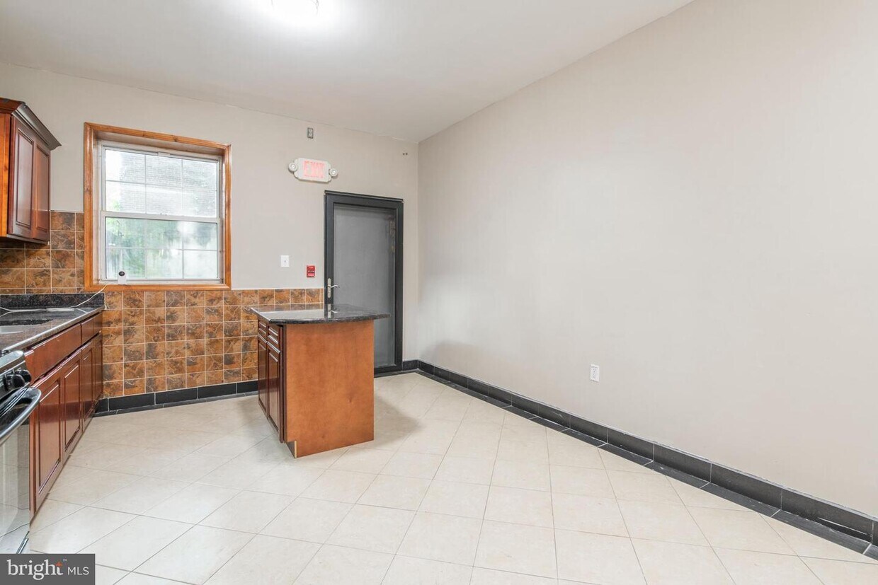 Primary Photo - 1330 W Girard Ave