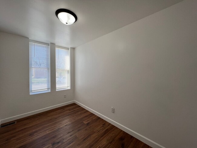 Building Photo - Large newly remodeled one bedroom one bath apartment for lease now.  Apply Today!
