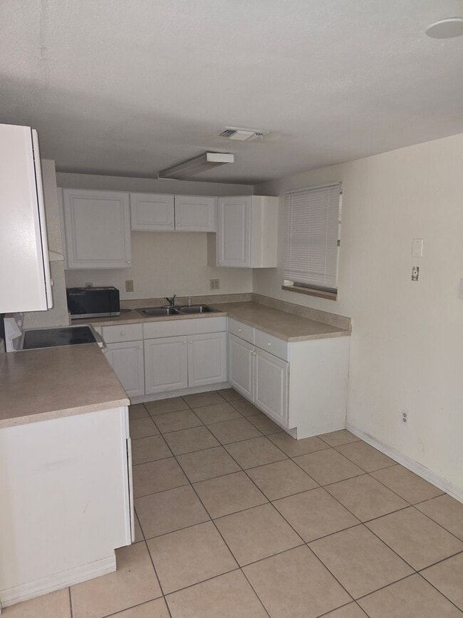 Building Photo - 3-Bedroom, 2-Bathroom Home in Spring Hill | ***(MOVE-IN SPECIAL/50% OFF 2ND MONTH)***