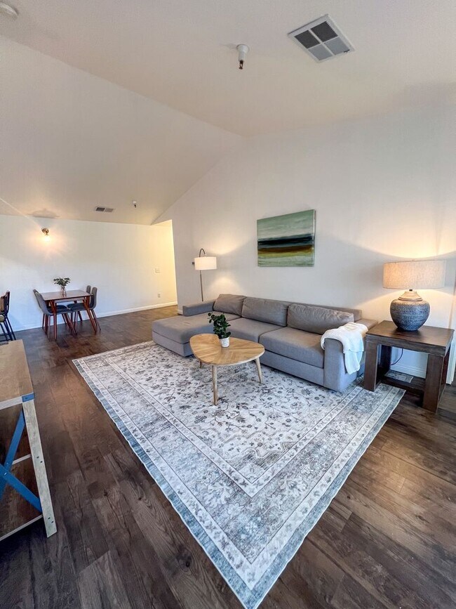 Building Photo - Fully Furnished Stunner Close to UNR!!