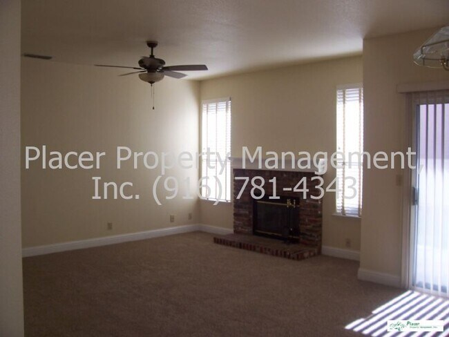 Building Photo - Really Nice Home w/Fireplace &amp; Gardener