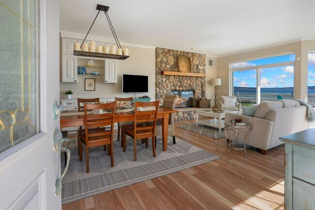 Foto del edificio - Spectacular Water Front Home With a Short Term  Lease to Start!