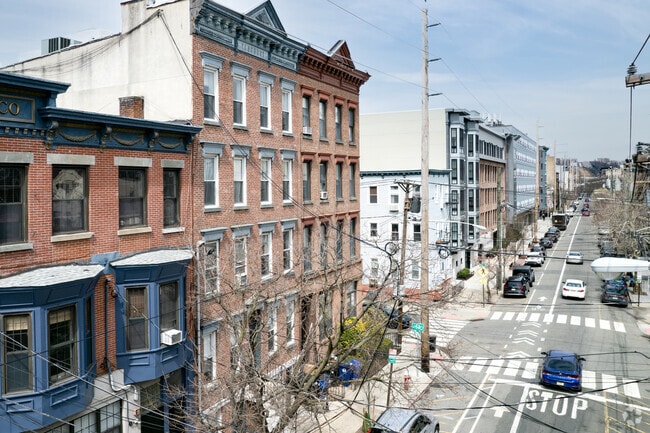 Building Photo - 422 Madison St