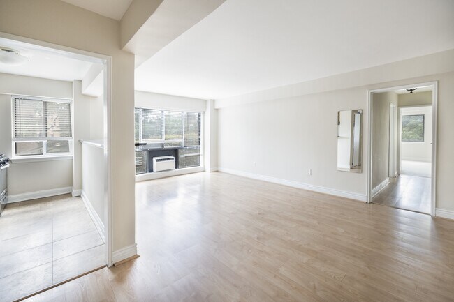 Foto del edificio - 3901 Tunlaw Rd NW
