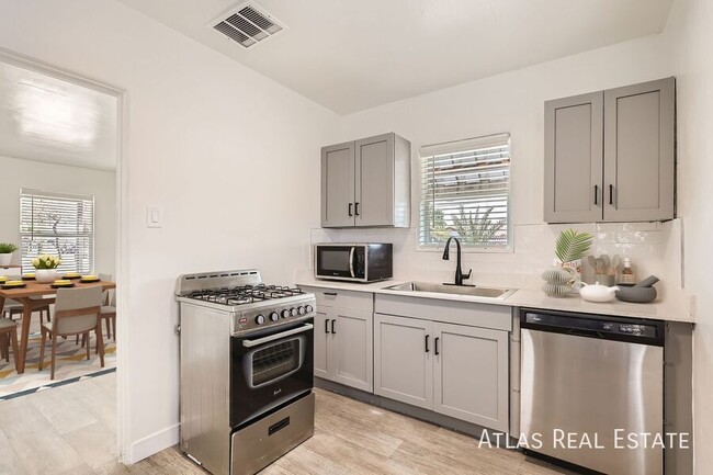 Building Photo - TWO MONTHS FREE on Newly Renovated 1 bed/1...