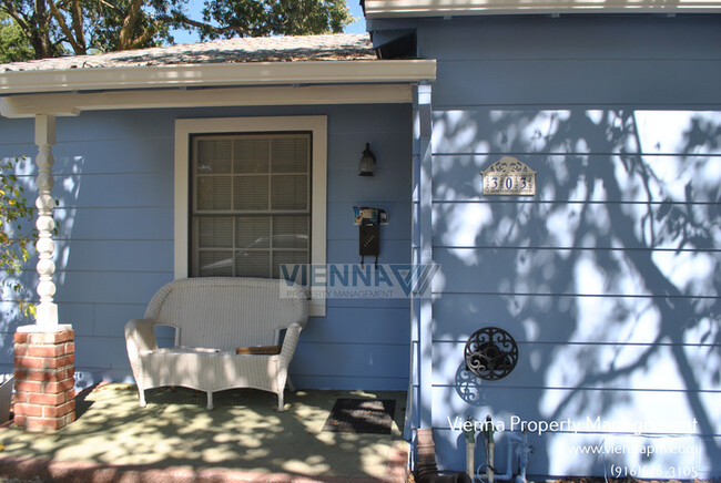 Building Photo - Spacious Roseville home is now Available!