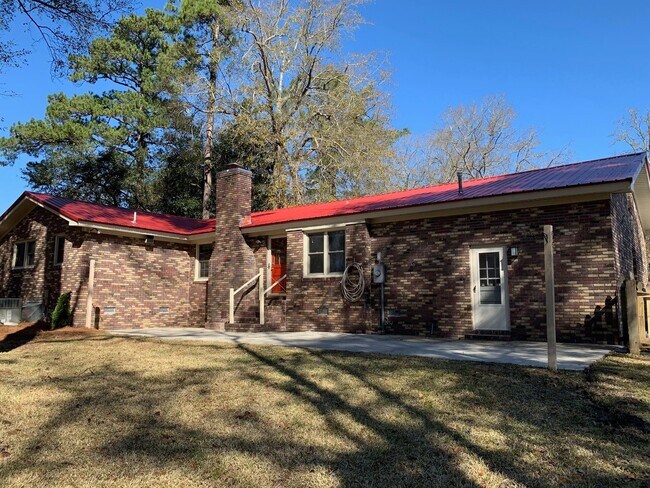 Building Photo - Great single story brick ranch