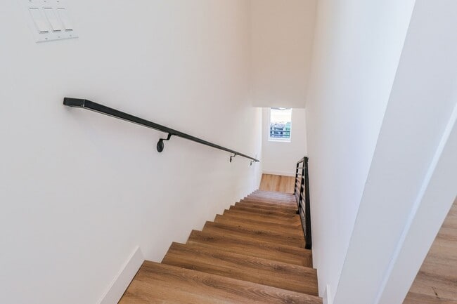 Building Photo - 2419 Carmona Ave