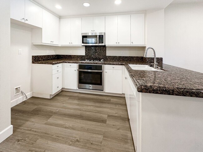 Building Photo - Beautiful Condo in San Clemente.