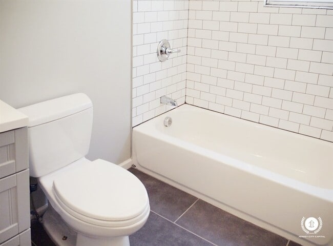 Building Photo - 158 Clerk St