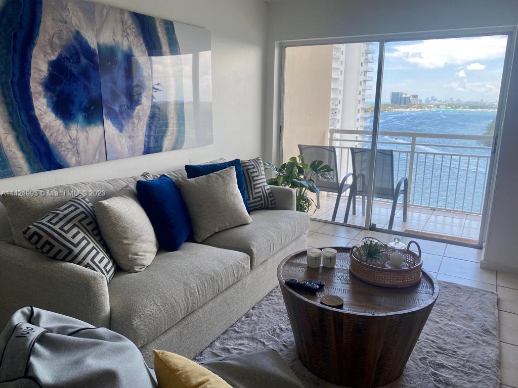 Foto principal - 400 Kings Point Dr