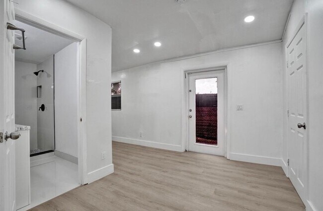 Área de estar - 1632 Lauderdale Manor Dr